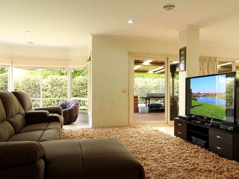 1 Waterside Drive, Cranbourne East VIC 3977