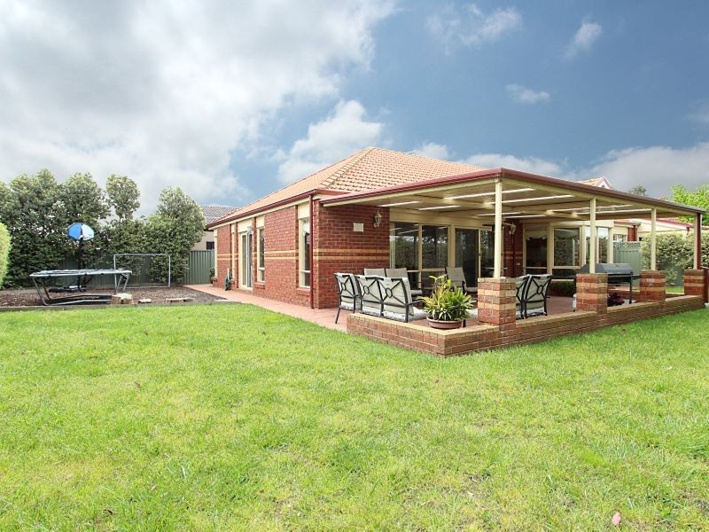 1 Waterside Drive, Cranbourne East VIC 3977