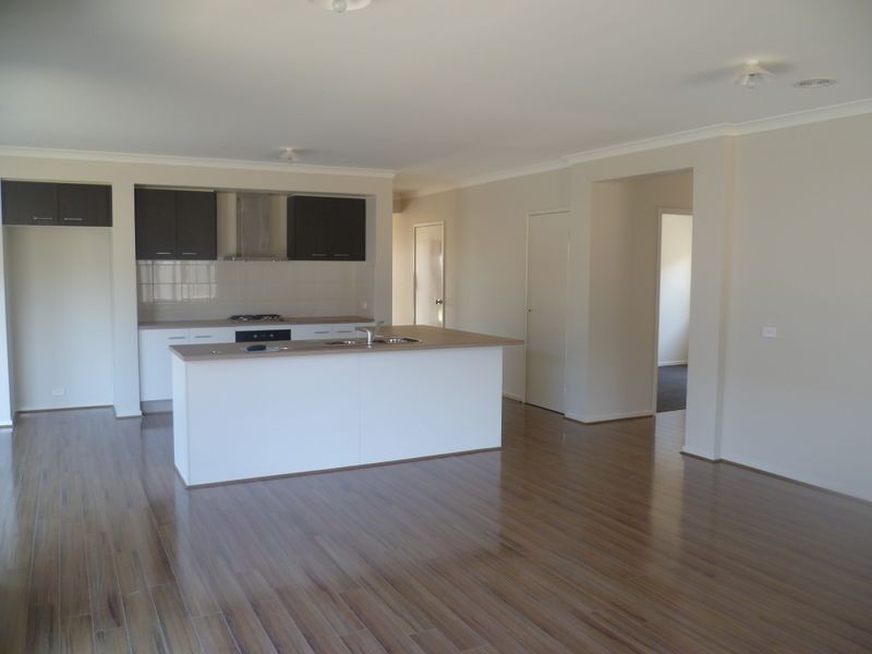 10 Hanoverian Street, Cranbourne VIC 3977