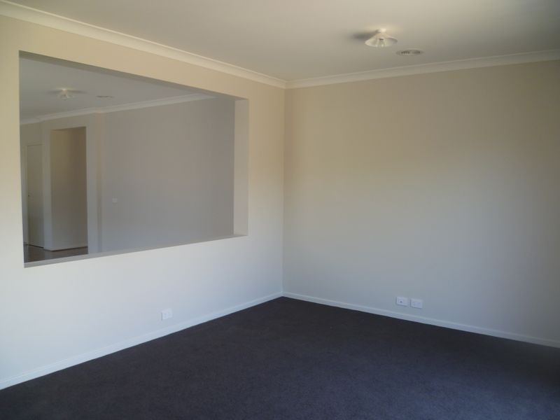 10 Hanoverian Street, Cranbourne VIC 3977