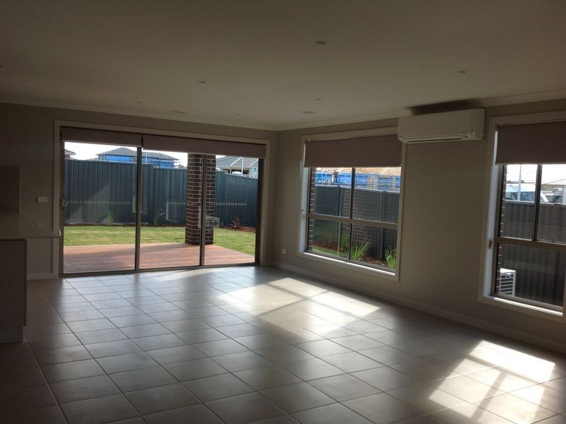 2 Stonebank Grove, Cranbourne VIC 3977