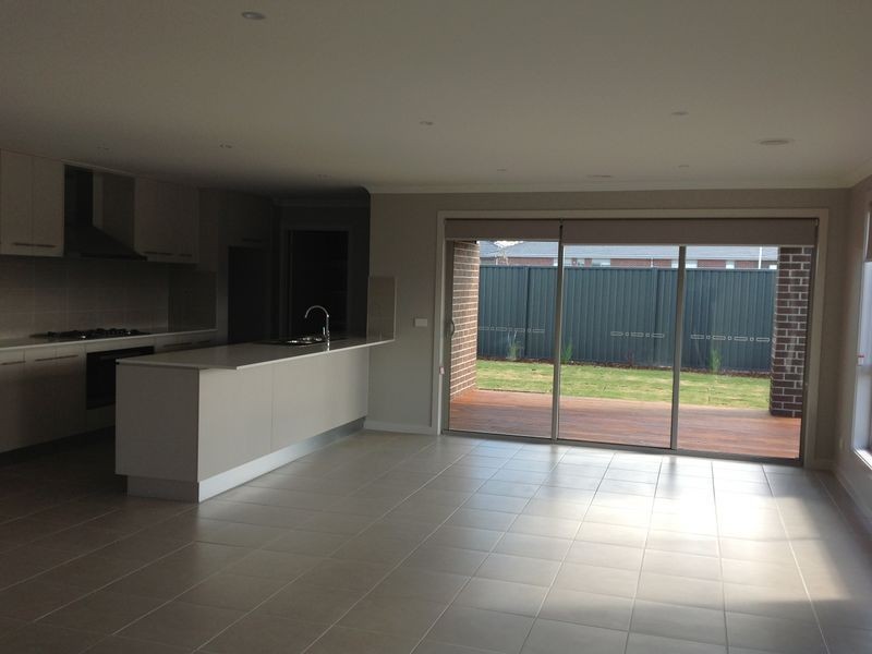 2 Stonebank Grove, Cranbourne VIC 3977