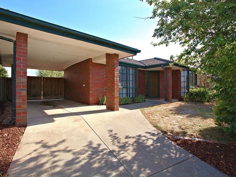 4 Navarre Drive, Cranbourne VIC 3977