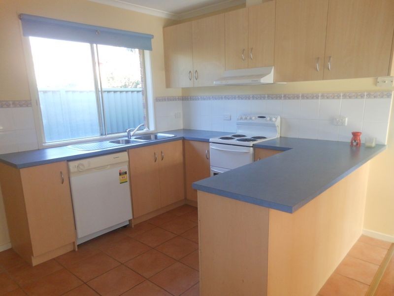 8 Houndsfourth Street, Cranbourne VIC 3977