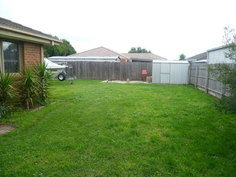 43 Bernborough Ave, Cranbourne VIC 3977