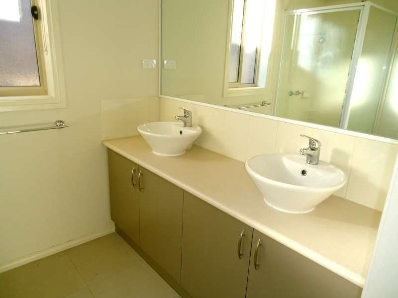 35 Bush Ranger Blv, Cranbourne VIC 3977