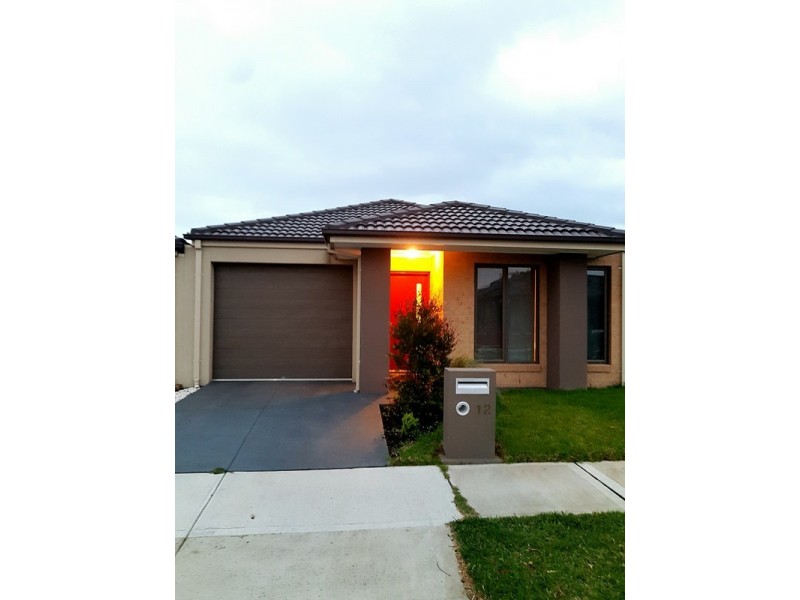 12 Canmore Street, Cranbourne East VIC 3977