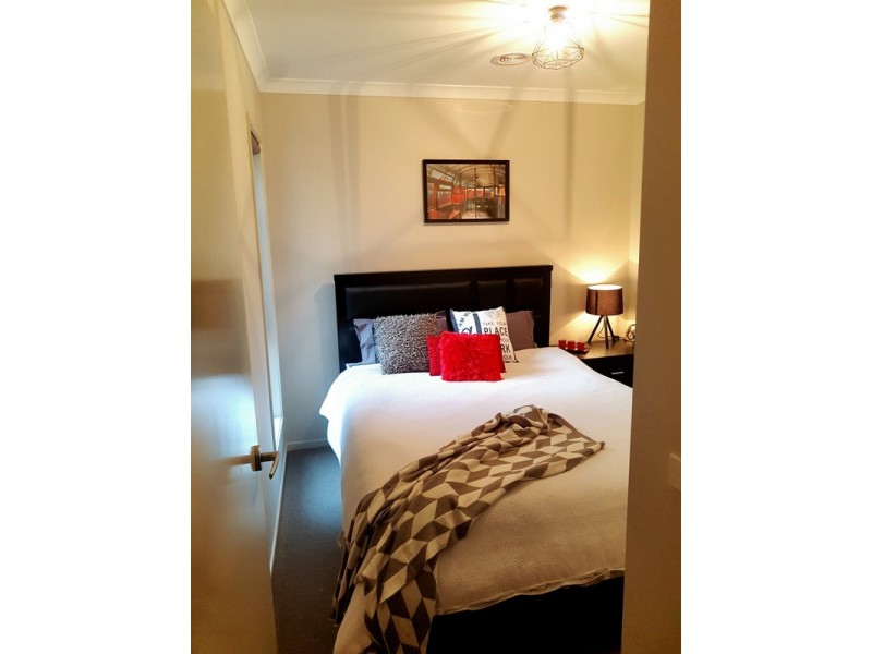 12 Canmore Street, Cranbourne East VIC 3977