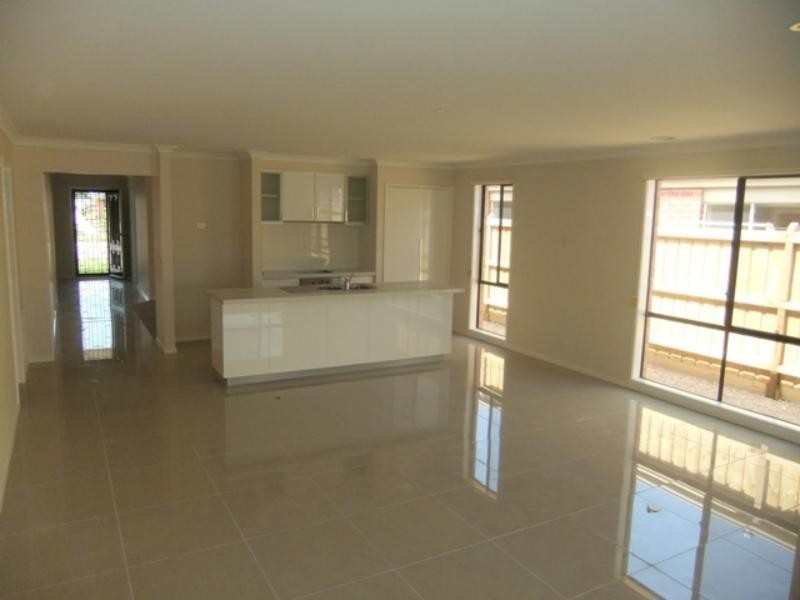 102 Mountainview Blvd, Cranbourne North VIC 3977