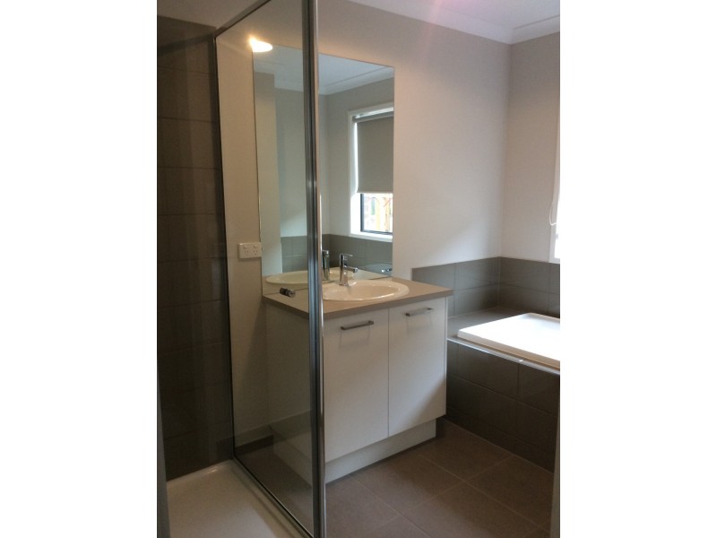 94 Elmslie Drive, Cranbourne East VIC 3977