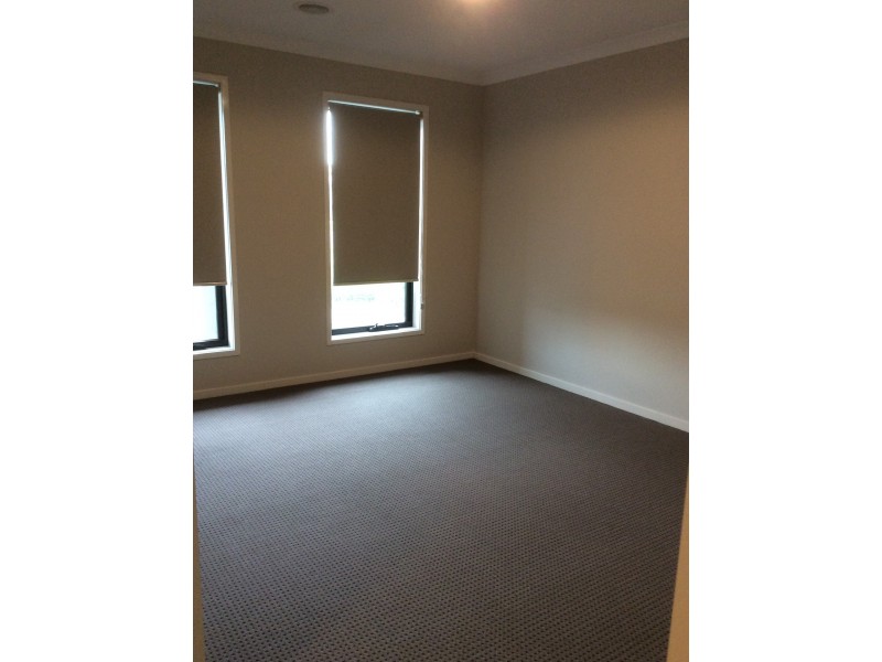 94 Elmslie Drive, Cranbourne East VIC 3977