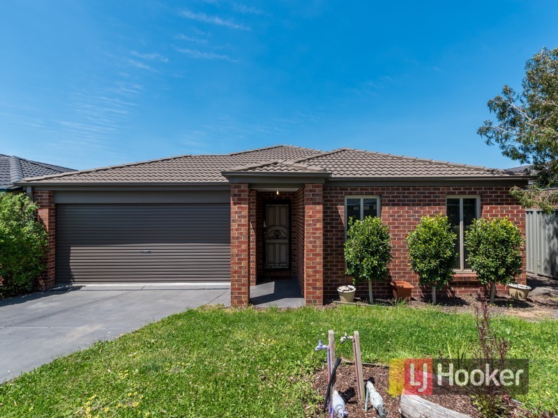 11 Avalon Crescent, Cranbourne East VIC 3977