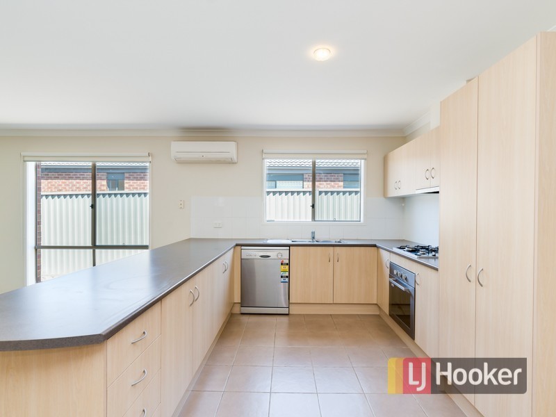 11 Avalon Crescent, Cranbourne East VIC 3977