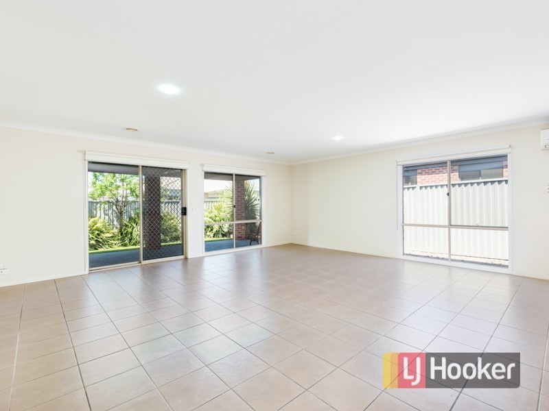 11 Avalon Crescent, Cranbourne East VIC 3977