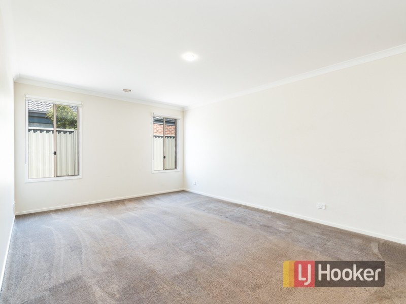 11 Avalon Crescent, Cranbourne East VIC 3977