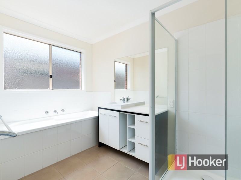 11 Avalon Crescent, Cranbourne East VIC 3977