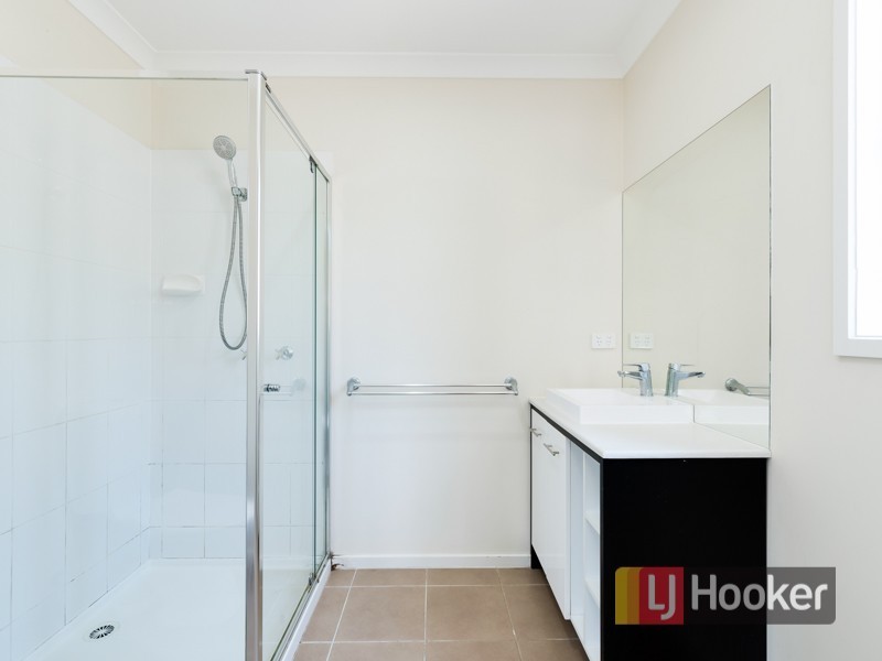 11 Avalon Crescent, Cranbourne East VIC 3977