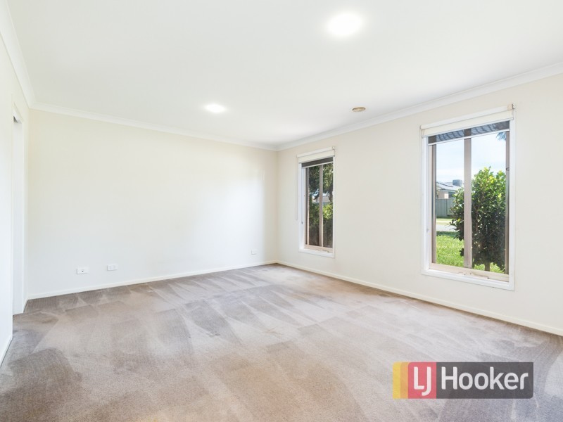 11 Avalon Crescent, Cranbourne East VIC 3977