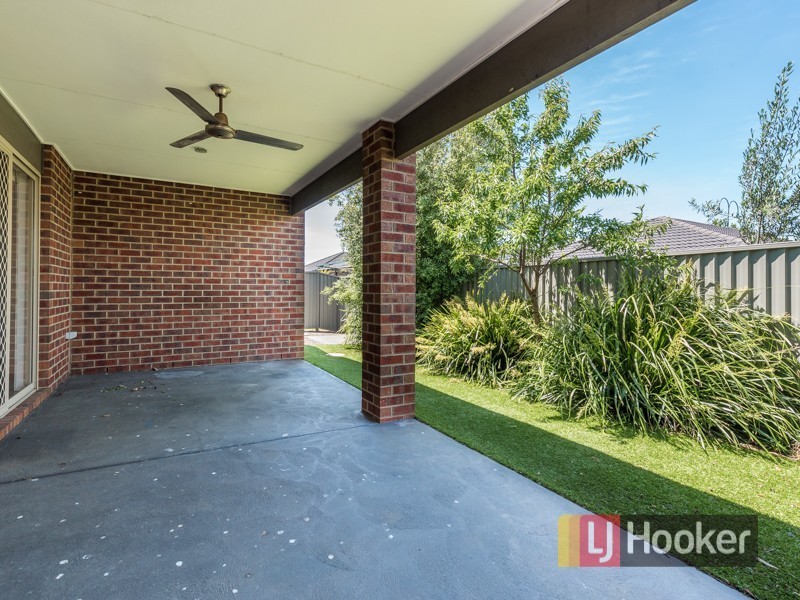 11 Avalon Crescent, Cranbourne East VIC 3977
