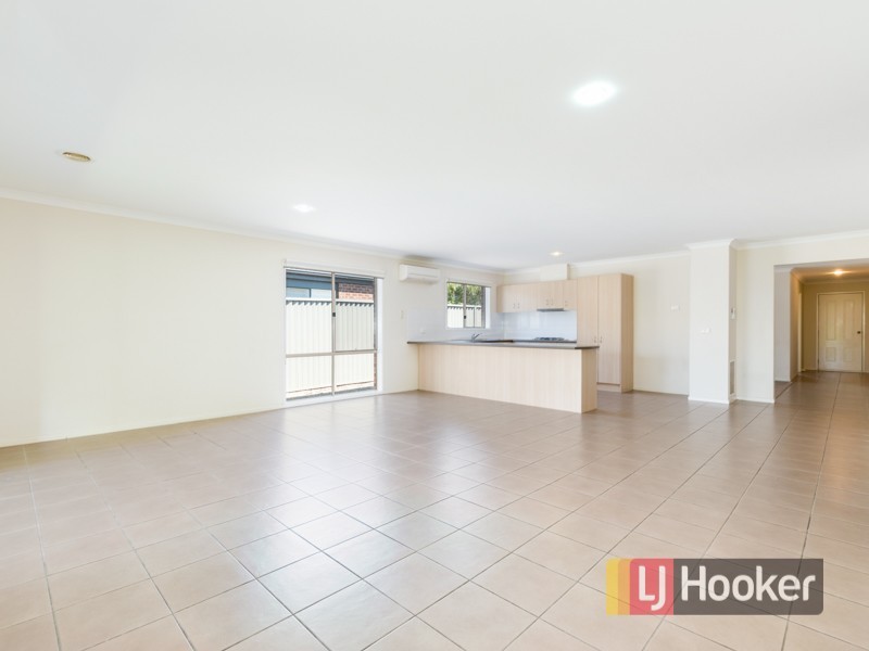 11 Avalon Crescent, Cranbourne East VIC 3977