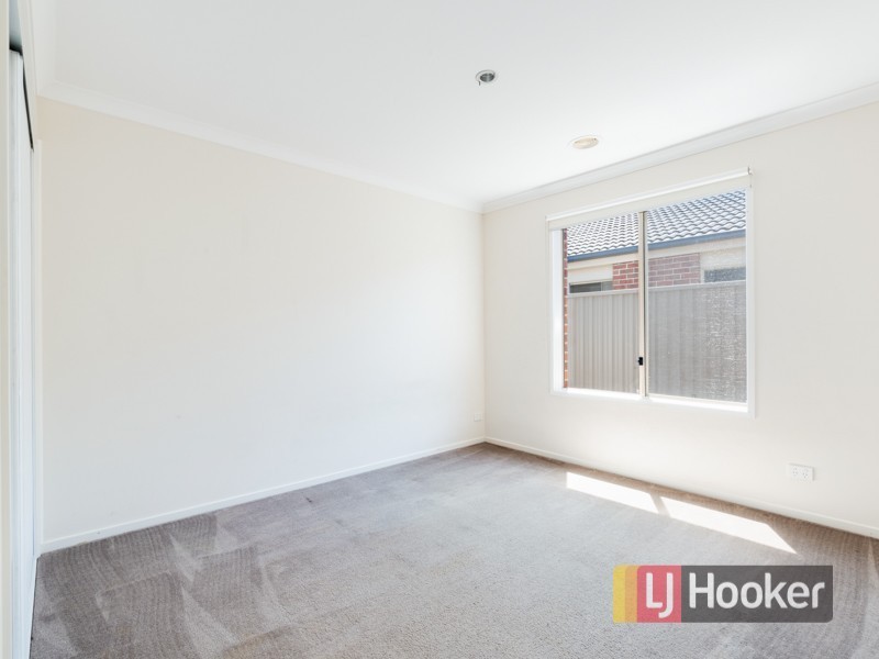 11 Avalon Crescent, Cranbourne East VIC 3977