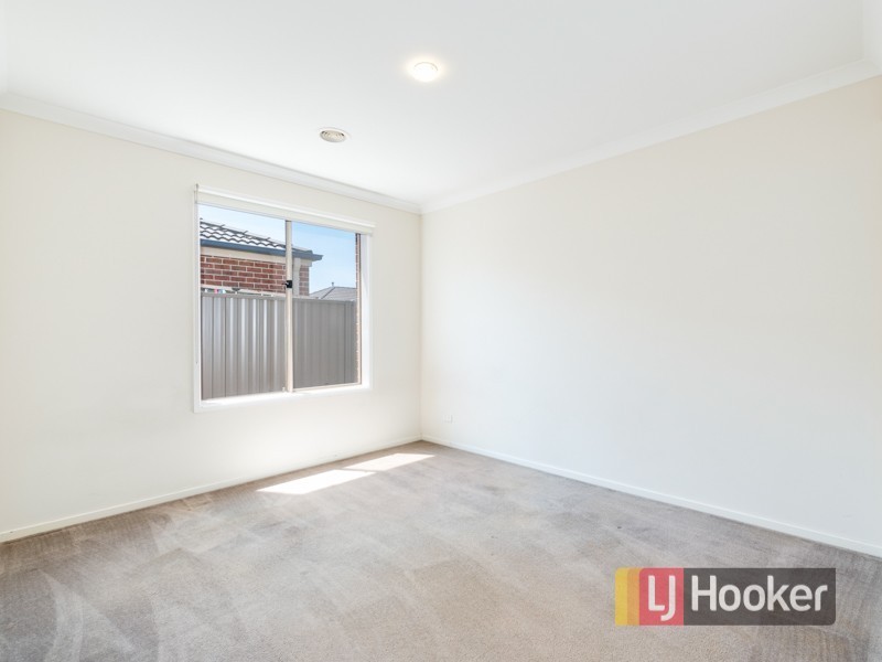 11 Avalon Crescent, Cranbourne East VIC 3977