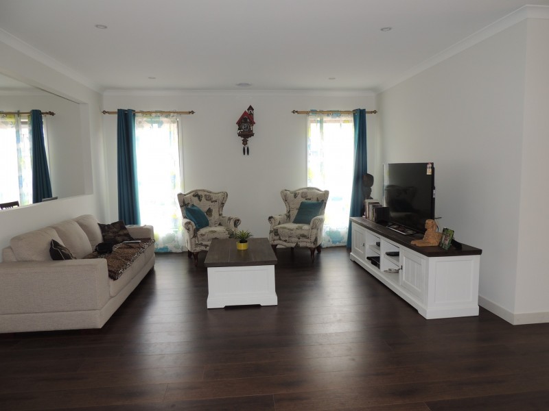 10 Sikes Road, Clyde North VIC 3978