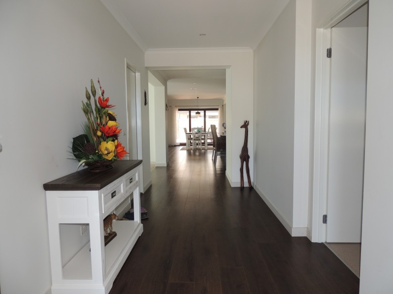 10 Sikes Road, Clyde North VIC 3978