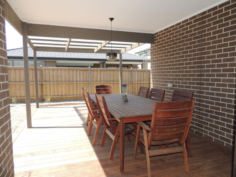 10 Sikes Road, Clyde North VIC 3978