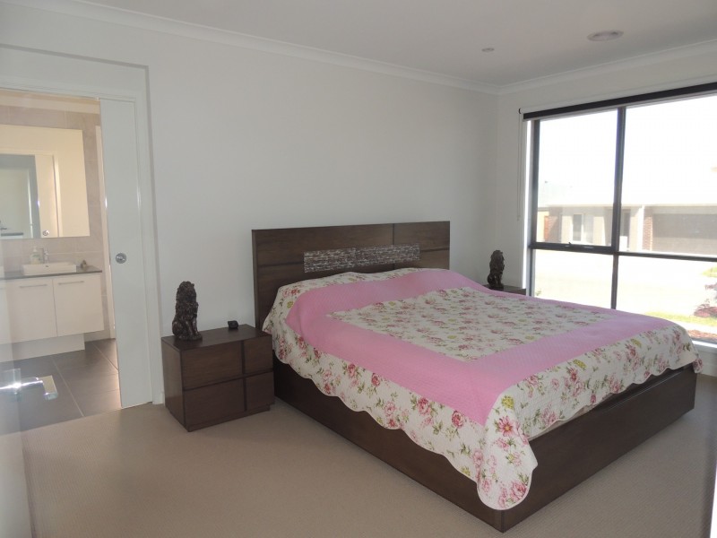 10 Sikes Road, Clyde North VIC 3978