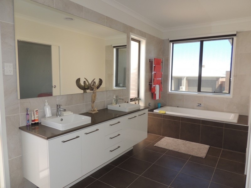 10 Sikes Road, Clyde North VIC 3978