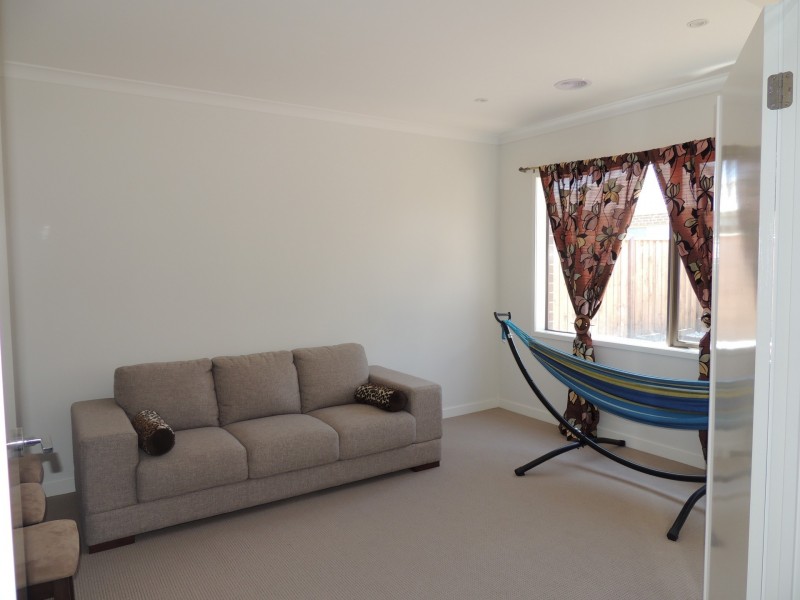 10 Sikes Road, Clyde North VIC 3978