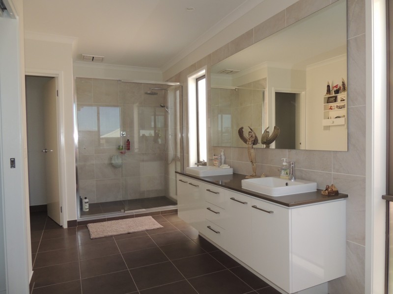 10 Sikes Road, Clyde North VIC 3978