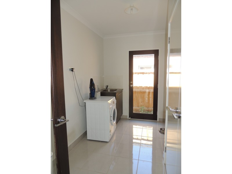 10 Sikes Road, Clyde North VIC 3978