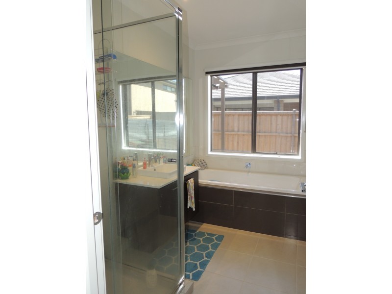 10 Sikes Road, Clyde North VIC 3978