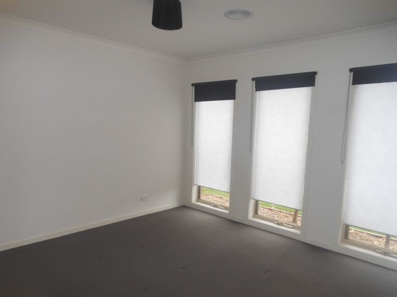 54 Selandra Boulevard, Clyde North VIC 3978