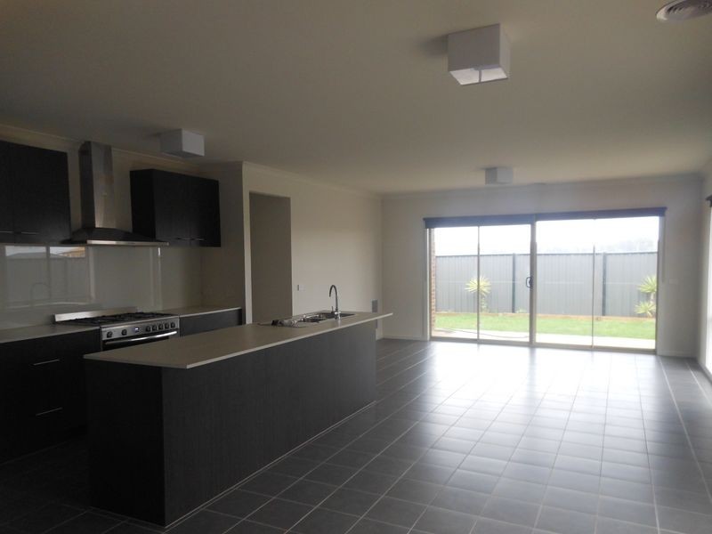 54 Selandra Boulevard, Clyde North VIC 3978
