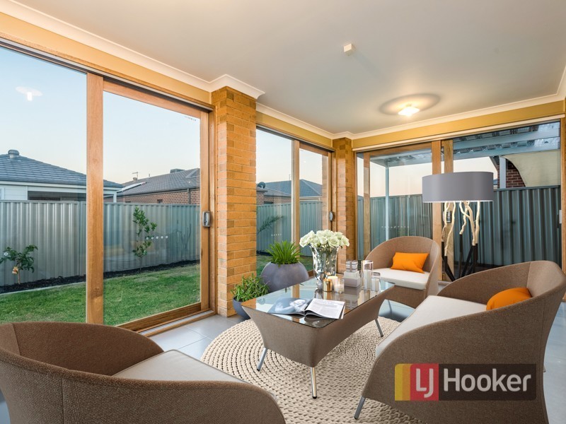 17 Stark Circuit, Cranbourne East VIC 3977