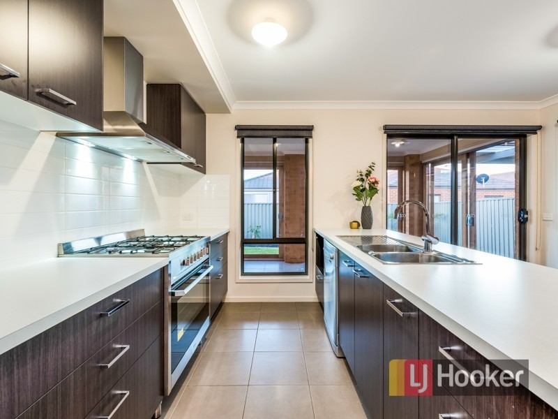 17 Stark Circuit, Cranbourne East VIC 3977