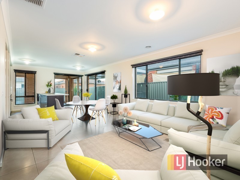 17 Stark Circuit, Cranbourne East VIC 3977