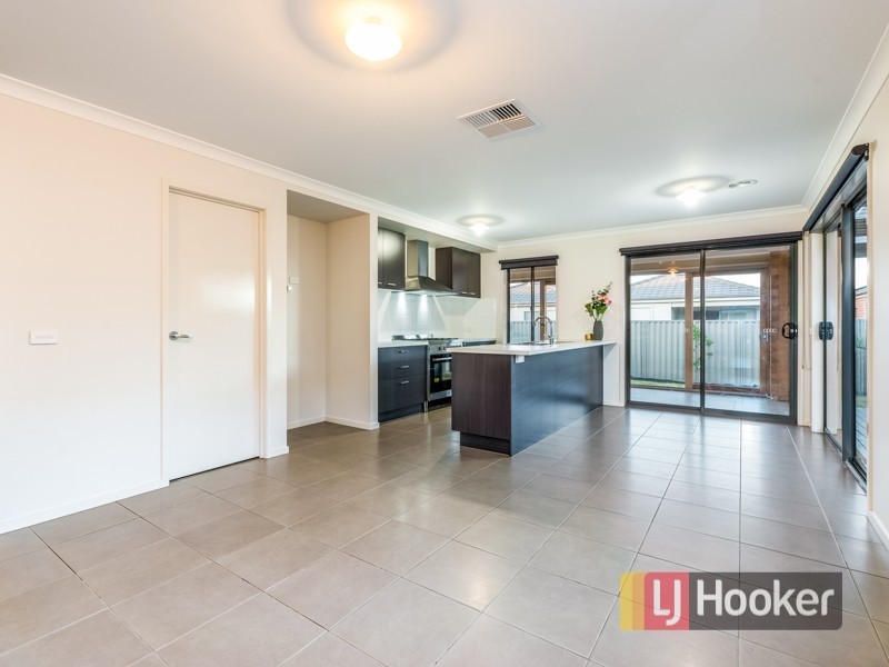 17 Stark Circuit, Cranbourne East VIC 3977