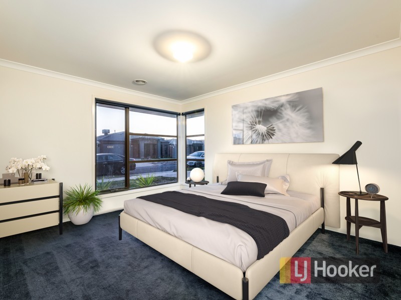 17 Stark Circuit, Cranbourne East VIC 3977