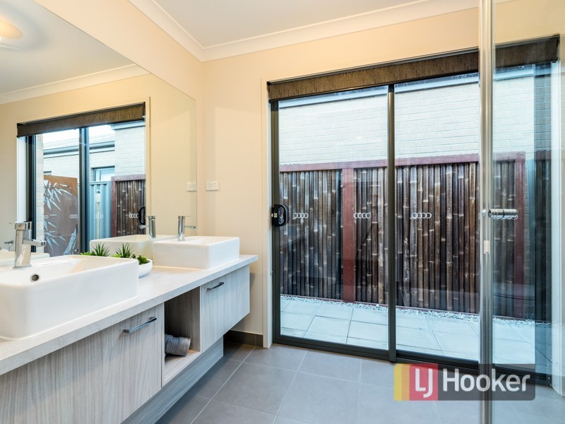 17 Stark Circuit, Cranbourne East VIC 3977