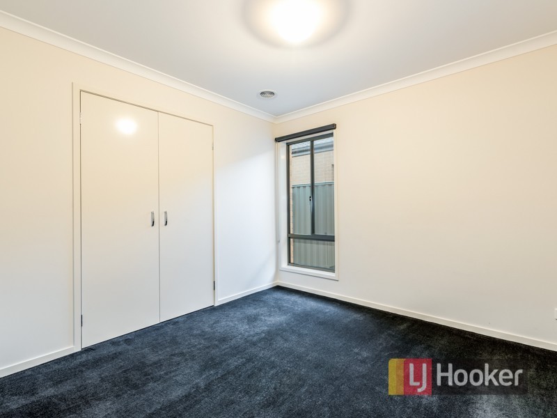 17 Stark Circuit, Cranbourne East VIC 3977