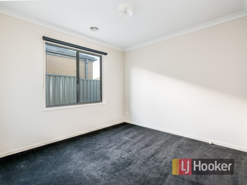 17 Stark Circuit, Cranbourne East VIC 3977