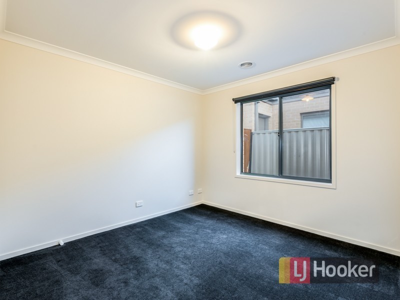 17 Stark Circuit, Cranbourne East VIC 3977