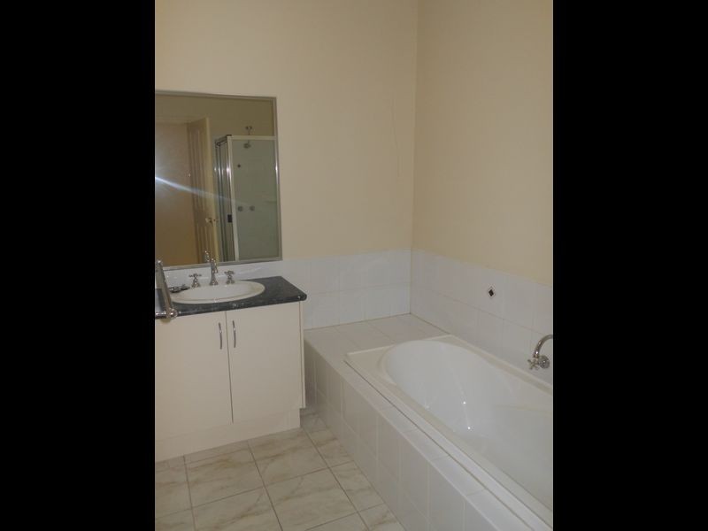 18 Tucker Street, Cranbourne VIC 3977