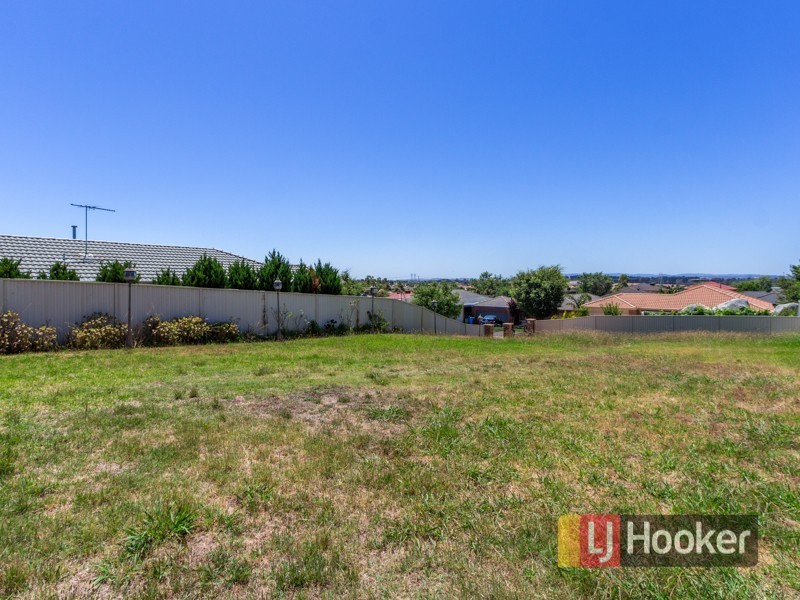 6 Aveley Place, Cranbourne East VIC 3977