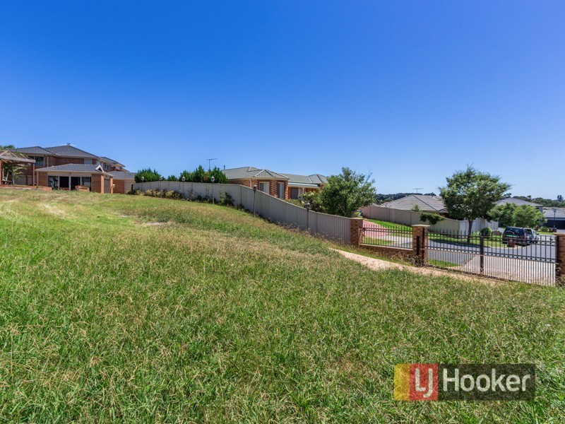 6 Aveley Place, Cranbourne East VIC 3977