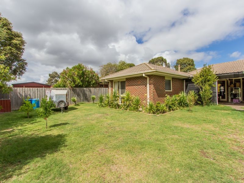 13 Lesdon Avenue, Cranbourne VIC 3977